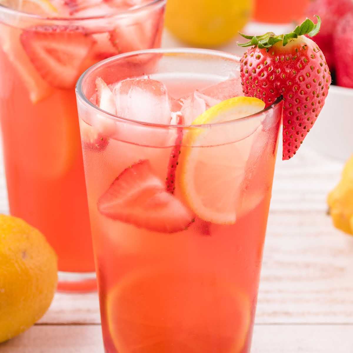 Strawberry Lemonade - Pass the Dessert